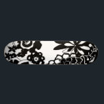 Skateboard Jardin floral noir et blanc Motif graphique<br><div class="desc">Un motif graphique qui présente une scène de jardin floral noir et blanc,  créé par Chariklia Zarris. Même avec seulement deux couleurs,  le tableau est presque écrasant dans sa beauté. Offrez-vous le cadeau d'une exquise exposition florale en achetant cette impression dès aujourd'hui!</div>