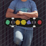 Skateboard Jeu RPG Dice, Conseil, Jeux d'Imaginaire Personnal<br><div class="desc">Ce skateboard présente des illustrations colorées de dés de style jeu d'imaginaire avec des dés 4 faces, 12 faces et 20 faces. En dessous du graphique est un spot pour ajouter un nom ou un autre texte personnalisé. Parfait pour les fans de différents jeux de RPG et de jeux de...</div>