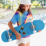 Skateboard Joli Cartoon Face Personnalisé Nom Personnalisé<br><div class="desc">Joli Cartoon Face Personnalisé Nom personnalisé Skateboard affiche votre nom personnalisé dans la typographie moderne sur un simple arrière - plan bleu avec un joli visage de dessin animé souriant. Personnalisez en modifiant le texte dans la zone de texte fournie. Offrez un cadeau sur mesure, un skateboard personnalisé à votre...</div>
