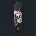 Skateboard Joli crâne floral Feuilles botaniques Nom Monogram<br><div class="desc">Ce skateboard cool avec illustration crâne rose floral,  nom personnalisé & monogramme ferait un cadeau merveilleux pour quelqu'un qui est dans le skateboard! Ajoutez facilement le nom et l'initiale souhaités en cliquant sur l'option "personnaliser ce modèle".</div>