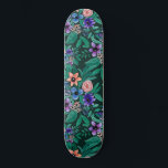 Skateboard Jungle Vert Corail Aquarelle Verdure Motif<br><div class="desc">Cette motif moderne et artistique est parfaite pour les mois d'été. Il présente des fleurs d'aquarelle peintes à la main vert de la forêt, rose corail, violet violet, bleu classique, noir et blanc et motif feuille sur un arrière - plan vert jungle. C'est artistique, cool, unique et tendance. Stylisez avec...</div>