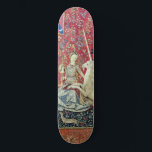 Skateboard La Dame et la licorne, Vue<br><div class="desc">La Dame et la licorne, Vue (La Dame a la licorne, La vue) Tapisserie médiévale (vers 1500). Cette tapisserie fait partie d'une série de six. Chaque tapisserie présente une dame médiévale dans différentes poses. Chaque scène représente l'un des cinq sens, ainsi qu'une sixième scène intitulée Mon Seul Desir (mon seul...</div>