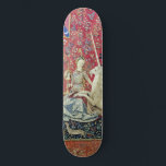 Skateboard La Dame et la licorne, Vue<br><div class="desc">La Dame et la licorne, Vue (La Dame a la licorne, La vue) Tapisserie médiévale (vers 1500). Cette tapisserie fait partie d'une série de six. Chaque tapisserie présente une dame médiévale dans différentes poses. Chaque scène représente l'un des cinq sens, ainsi qu'une sixième scène intitulée Mon Seul Desir (mon seul...</div>