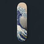 Skateboard La Grande Vague au large de Kanagawa Hokusai<br><div class="desc">La Grande Vague au large de Kanagawa par Hokusai. Beau chef-d'oeuvre d'une Grande Vague,  l'une des peintures les plus célèbres de l'art fin de tous les temps. Disponible sur de nombreuses idées cadeaux de haute qualité et des vêtements artistiques.</div>