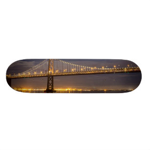 Skateboard La lever de la lune ce soir au-dessus du pont de
