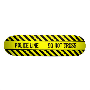 Skateboard la ligne de police ne croisent pas