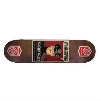 Skateboard La police de pensée fait de la planche à roulettes