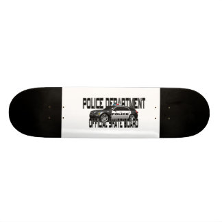 SKATEBOARD LA POLICE NON OFFICIELLE FAIT DE LA PLANCHE À