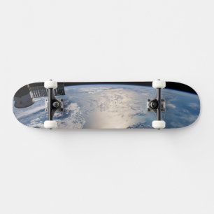 Skateboard La Station Spce Internationale Au-Dessus De L'Atla