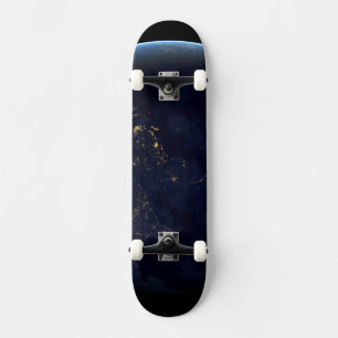 Skateboard La Terre s'illumine la nuit en Asie et en Australi