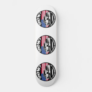 Skateboard Laissez Les Chiens Le Manipuler Par La Neige