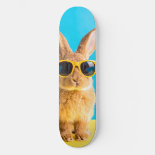 Skateboard lapin avec des lunettes de soleil