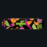 Skateboard Le cactus de sombrero de partie de fiesta chaule<br><div class="desc">Conception mexicaine de collage de partie de fiesta avec les sombreros, le cactus de Saguaro, les chaux, les poivrons, les guitares, les maracas et plus. partie "de "hispanique" des festivals" "Cinco De Mayo" de "sombreros" de "maracas" de "cactus" de saguaro du sud-ouest" ""de guitares mexicaines" "de partie" de fiesta mexicaine,...</div>