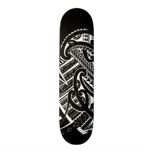 Skateboard le grand blanc sur le tatouage samoan tribal noir