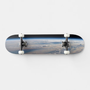 Skateboard Le lever Du Soleil Coule De Longues Ombres Sur La