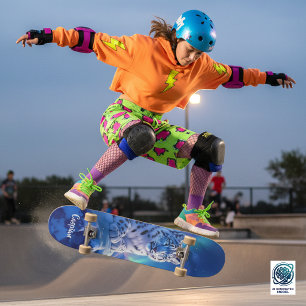 Skateboard Léopard des neiges époustouflant sur un rocher de