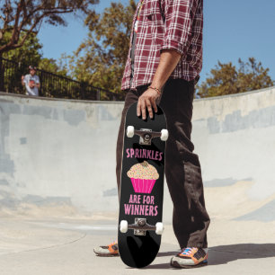 SKATEBOARD LES SPRINKES SONT POUR LES GAGNANTS CUPCAKE GIRLS 