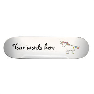 Skateboard Licorne d'arc-en-ciel avec des coeurs d'or