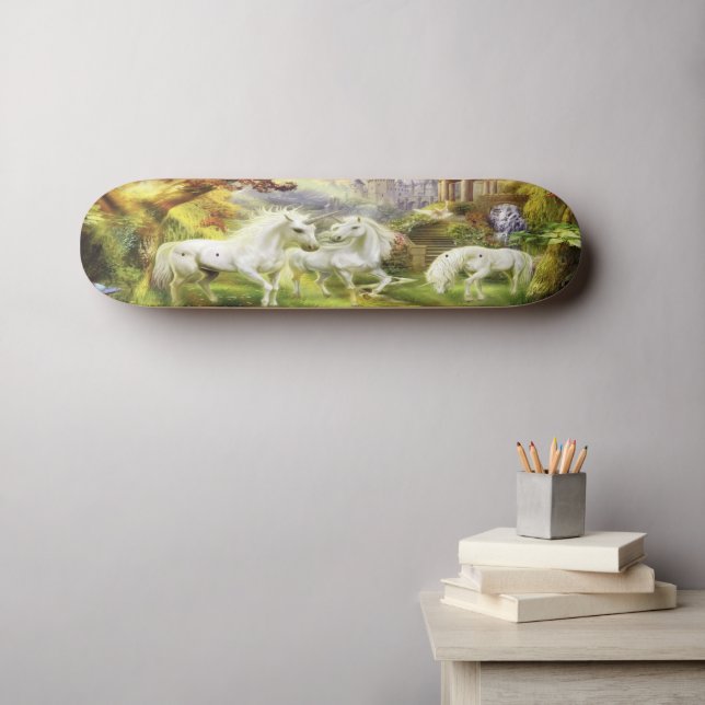 Skateboard Licornes Blanches Fantastiques Dans Un Champ (Art mural (Horz))