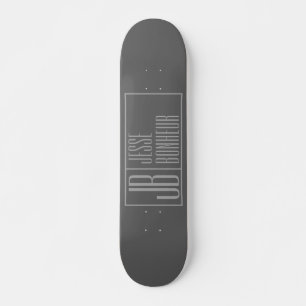 Skateboard Logo moderne, gris sur gris foncé, initiales et no