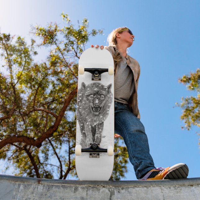 Skateboard Loup noir en colère dans la neige, hiver sauvage (Extérieur 1)