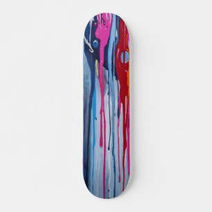 Skateboard Lumière rose, bleu clair et peinture rouge qui gou