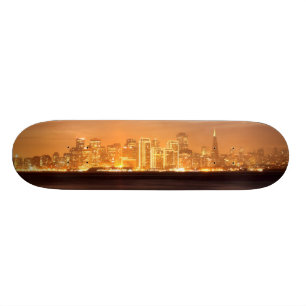 Skateboard Lune plaçant au-dessus de San Francisco décembre