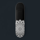 Skateboard Mandala Motif noir et blanc<br><div class="desc">Un carton blanc vif sur mandala noir avec un motif symétrique étonnant. Symbole unique et audacieux de l'univers.</div>