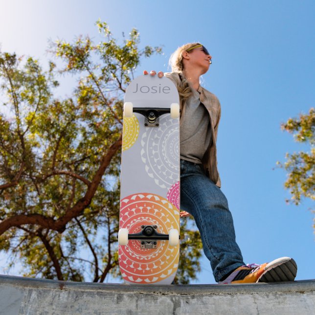 Skateboard Mandala vibré rose jaune aléatoire sur le nom bleu (Extérieur 1)