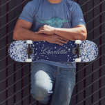 Skateboard Marine bleu nom comfetti élégante fille<br><div class="desc">Un arrière - plan bleu marine. Personnalisez et ajoutez votre nom. Décoré avec un confort bleu clair. Le nom est écrit avec un script de style moderne écrit à la main.</div>