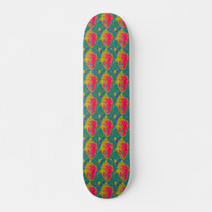 Skateboard masques rouges sur la planche à roulettes verte