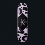 Skateboard Mélange de guépard violet de léopard noir Imprimer<br><div class="desc">Ce skateboard moderne et chic avec des taches d'animaux violets et noirs ferait un cadeau merveilleux pour quelqu'un,  qui est dans le skateboard! Ajoutez facilement le nom et l'initiale souhaités en cliquant sur l'option "personnaliser ce modèle".</div>