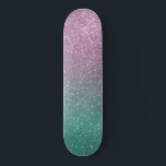 Skateboard Mermaid vert rose Parties scintillant étincelante<br><div class="desc">Cette impression élégante et chic est parfaite pour la jeune fille branchée. Il représente un dégradé d'ombre à la parties scintillant verte et rose brillant imbriqué. C'est girly, joli, glamour, mignon, et cool. ***REMARQUE IMPORTANTE DE CONCEPTION : Pour toute demande de conception personnalisée comme les demandes de produit correspondant, les...</div>