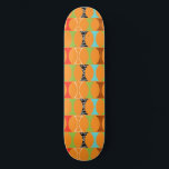 Skateboard Mid Century Modern Orange Motif Skate<br><div class="desc">Frappe, frappe. Qui est là ? Mid Century Modern Orange Motif Skateboard ! Hé, avec un design de ce rétro, vous n'avez pas besoin d'une ligne poinçonnée. Cette motif parfaitement mod est composée d'un arrière - plan orange vif et de rangées d'une forme kitsch adorable en vert, rouge, turquoise, noir...</div>