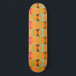 Skateboard Mid Century Modern Orange Motif Skate<br><div class="desc">Frappe, frappe. Qui est là ? Mid Century Modern Orange Motif Skateboard ! Hé, avec un design de ce rétro, vous n'avez pas besoin d'une ligne poinçonnée. Cette motif parfaitement mod est composée d'un arrière - plan orange vif et de rangées d'une forme kitsch adorable en vert, rouge, turquoise, noir...</div>