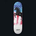 Skateboard *~* Militaire COSMIC CHEVAL Rouge Blanc Bleu Drape<br><div class="desc">*Énergétiquement Amélioré / imprime la silhouette COSMIC HORSE sur le drapeau américain * Drapeau américain patriotique avec une silhouette COSMIC HORSE. . Ce design présente le drapeau américain des États-Unis, également connu sous le nom de Vieux Gloire et Étoiles et rayures. Ce motif Watercolor American Flag comprend les couleurs Red...</div>