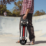 Skateboard Mince ligne rouge personnalisé Monogramme pompier<br><div class="desc">Thin Red Line Skateboard - Drapeau américain dans les couleurs du drapeau Firefighter, design en détresse. Personnalisez ce skateboard pompier avec une initiale monogramme. Ce tablier de skate pompier personnalisé est parfait pour les pompiers, pompiers, diplômes de pompier et cadeaux de retraite. DROIT D'AUTEUR © 2020 Judy Burrows, Black Dog...</div>