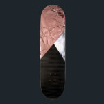 Skateboard Moderne Chic Rose Or Marbre Noir Géométrique<br><div class="desc">Moderne, chic et élégant, cet or rose faux imprimé, des rayures de satin noir et des géométries triangulaires en marbre noir et blanc conviendra parfaitement à une personne contemporaine et branchée. ***REMARQUE IMPORTANTE DE CONCEPTION : Pour toute demande de conception personnalisée, comme les demandes de produit assorties, les changements de...</div>