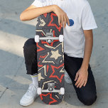 Skateboard Moderne Red Black Stars Cool Grunge Motif Personna<br><div class="desc">Red Black Stars Cool Grunge Motif Custom Skateboard propose un motif simple de grunge des étoiles rouges,  noires et crème. Offrez un cadeau sur mesure,  un skateboard personnalisé à votre skateboarder préféré pour Noël,  anniversaire ou votre BFF. Conçu par ©Evco Studio www.zazzle.com/store/evcostudio</div>