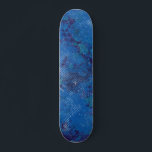 Skateboard Moderne Rétro Bleu urbain<br><div class="desc">Un design urbain moderne,  bleu et blanc unique vous fera faire des années 180 dans le style. Cet élégant pont est parfait pour tout skateboardeur extérieur qui aime le surf de trottoir.</div>