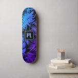 Skateboard Monogramme bleu violet ombre feuille cool moderne<br><div class="desc">Emmenez un peu des tropiques de la jungle dans vos rues de la ville chaque fois que vous utilisez un skateboard cool, chic et moderne arborant un monogramme écrit à la main sur une feuille de palmier graphique motif de gradations vives, douloureuses, bleues et violettes ombres sur le noir. Faites...</div>
