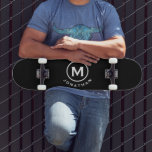 Skateboard Monogramme classique noir blanc<br><div class="desc">Un monogramme minimaliste avec typographie de bloc classique initiale avec votre nom ci-dessous sur un simple arrière - plan noir.</div>