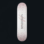 Skateboard Monogramme de Parties scintillant or Rose tendance<br><div class="desc">Un skateboard de parties scintillant en or rose, design et personnalisé, avec monogramme. Un script original design pour une touche d'élégance chic. Ajoutez un peu d'étincelle à votre expérience d'embarquement. Personnalisez avec votre nom, monogramme, initial ou texte. Si vous préférez, vous pouvez modifier la couleur du texte et le style...</div>