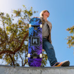 Skateboard Monogramme dégradé de bleu à violet feuille tendan<br><div class="desc">Apportez un peu de la jungle tropicale dans vos rues urbaines chaque fois que vous utilisez un skateboard cool, chic et moderne arborant une initiale monogramme écrite à la main sur un motif graphique de feuille de palmier avec des dégradés ombrés de bleu et de violet vifs et délavés sur...</div>