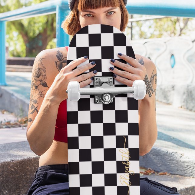 Skateboard Monogramme d'or blanc À damiers noir moderne signé (Modern Black White Checkered Gold Monogram Signed Skateboard)