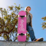 Skateboard Monogramme et nom personnalisés Hot Pink moderne<br><div class="desc">Voici notre Monogramme et notre Skateboard personnalisé Hot Pink, un mélange parfait de style et de performance pour les patineurs de tous niveaux. Ce skateboard est doté d'un design rose chaud et vibrant, qui peut être personnalisé avec votre monogramme et votre nom, ce qui en fait une pièce unique et...</div>