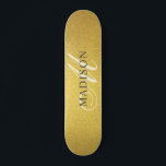 Skateboard Monogramme Faux Gold Foil sur mesure<br><div class="desc">Une planche à roulettes en papier d'or à la mode personnalisée avec monogramme. Un script original design pour une touche d'élégance chic. Ajoutez un peu d'étincelle à votre expérience d'embarquement. Personnalisez avec votre nom, monogramme, initial ou texte. Si vous préférez, vous pouvez modifier la couleur du texte et le style...</div>