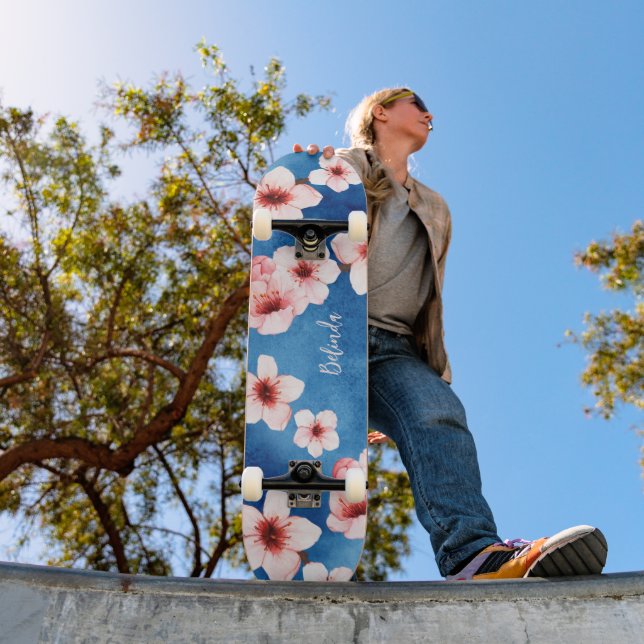 Skateboard Monogramme Fleur de Cerisier Floral Rose Bleu Fémi (Extérieur 1)