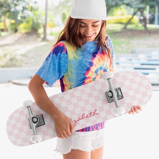 Skateboard Monogramme moderne À damiers Motif rose-rose-fusée (Modern Girly Pink White Checkered Pattern Monogram Skateboard)