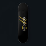 Skateboard Monogramme noir moderne Gold Nom du script<br><div class="desc">Un élégant monogramme or et blanc sur un skateboard noir riche pour votre plaisir extérieur. Design et moderne.</div>